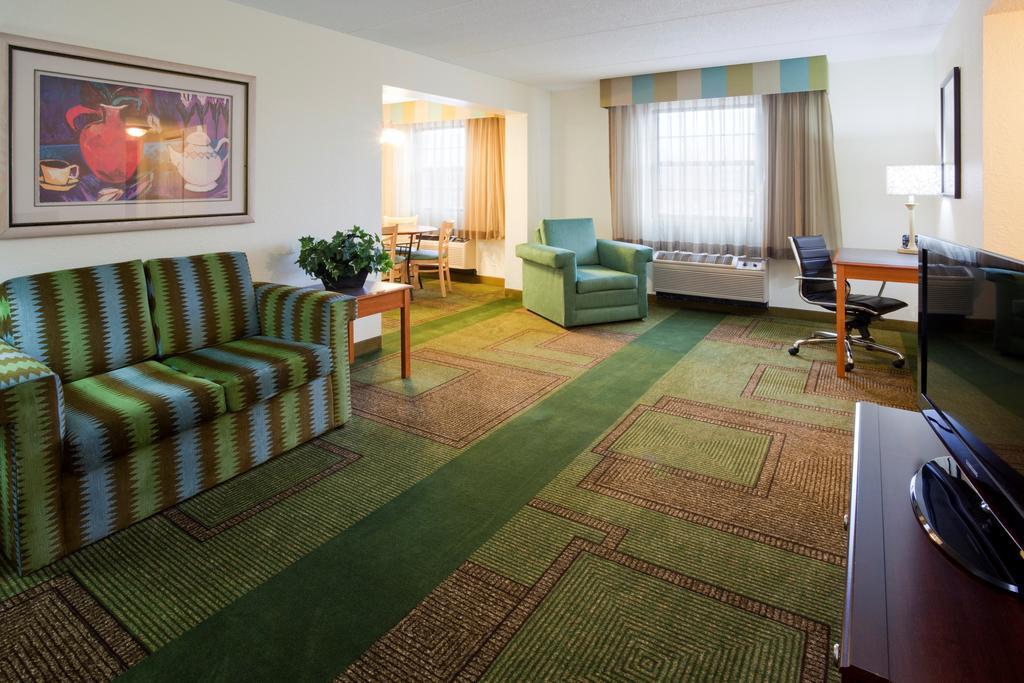 La Quinta Inn Chicago Oakbrook Terrace Exterior photo